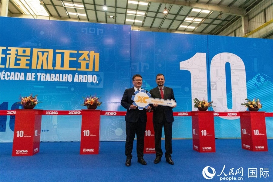 儀式上，徐工巴西制造總經(jīng)理李寒光將第23456臺(tái)產(chǎn)品鑰匙交付給客戶巴西Simak公司首席執(zhí)行官安德森·阿布魯手中。 人民日?qǐng)?bào)社拉美中心分社 威廉·科埃略·維亞納攝