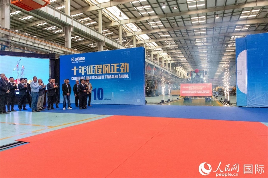 儀式上，米納斯吉拉斯州、波蘇阿雷格里市政府官員，徐工巴西制造的供應(yīng)商、經(jīng)銷商、客戶伙伴、員工代表和在巴中資機(jī)構(gòu)代表等，一起祝賀徐工巴西制造第23456臺(tái)產(chǎn)品下線并交付客戶。 人民日?qǐng)?bào)社拉美中心分社 威廉·科埃略·維亞納攝