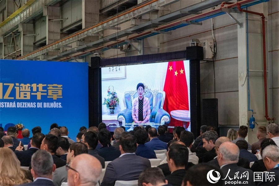 中國(guó)駐里約熱內(nèi)盧總領(lǐng)事田敏在視頻致辭中表示，中國(guó)是米納斯吉拉斯州第一大貿(mào)易伙伴和重要投資來(lái)源國(guó)。近年來(lái)，雙方在貿(mào)易投資、科技創(chuàng)新、裝備制造、人文交流等領(lǐng)域開(kāi)展了富有成果的合作。 人民日?qǐng)?bào)社拉美中心分社 威廉·科埃略·維亞納攝