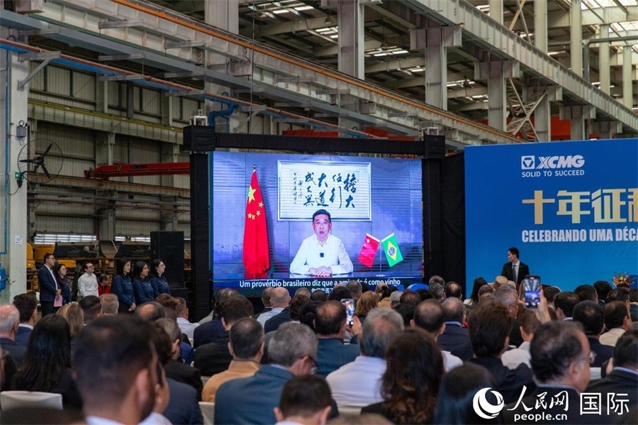 徐工集團(tuán)、徐工機(jī)械董事長(zhǎng)楊東升在視頻致辭中表示，徐工作為中國(guó)工程機(jī)械的排頭兵，堅(jiān)定不移實(shí)施國(guó)際化主戰(zhàn)略，投資運(yùn)營(yíng)的徐工巴西制造基地成為見(jiàn)證中巴友誼的標(biāo)桿示范。 人民日?qǐng)?bào)社拉美中心分社 威廉·科埃略·維亞納攝