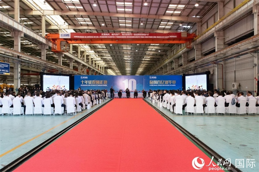 當(dāng)?shù)貢r(shí)間6月6日，徐工巴西制造有限公司（以下簡(jiǎn)稱“徐工巴西制造”）投產(chǎn)運(yùn)營(yíng)10周年暨第23456臺(tái)產(chǎn)品下線儀式在巴西米納斯吉拉斯州波蘇阿雷格里市徐工巴西制造基地舉行。 人民日?qǐng)?bào)社拉美中心分社 威廉·科埃略·維亞納攝