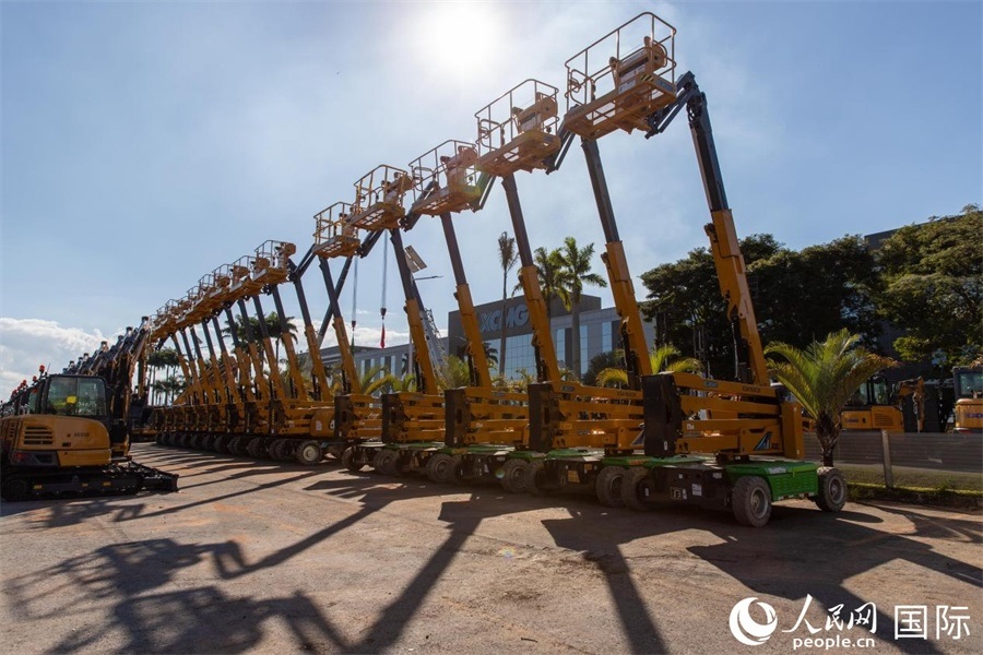 在徐工巴西制造生產(chǎn)基地，一批完成生產(chǎn)的設(shè)備正準(zhǔn)備交付客戶。 人民日?qǐng)?bào)社拉美中心分社 威廉·科埃略·維亞納攝
