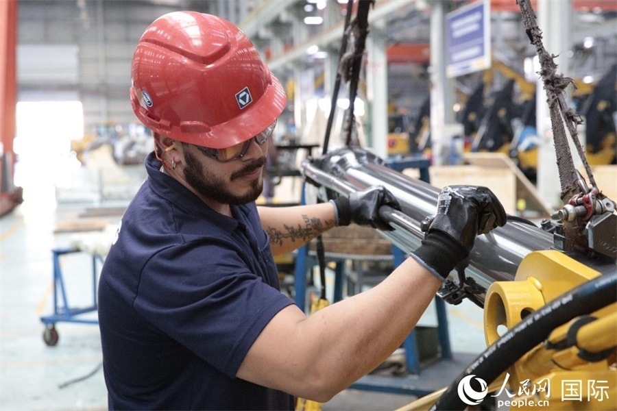 一名徐工巴西制造基地的當(dāng)?shù)貑T工正在進(jìn)行設(shè)備安裝和調(diào)試。 人民日?qǐng)?bào)社拉美中心分社 威廉·科埃略·維亞納攝