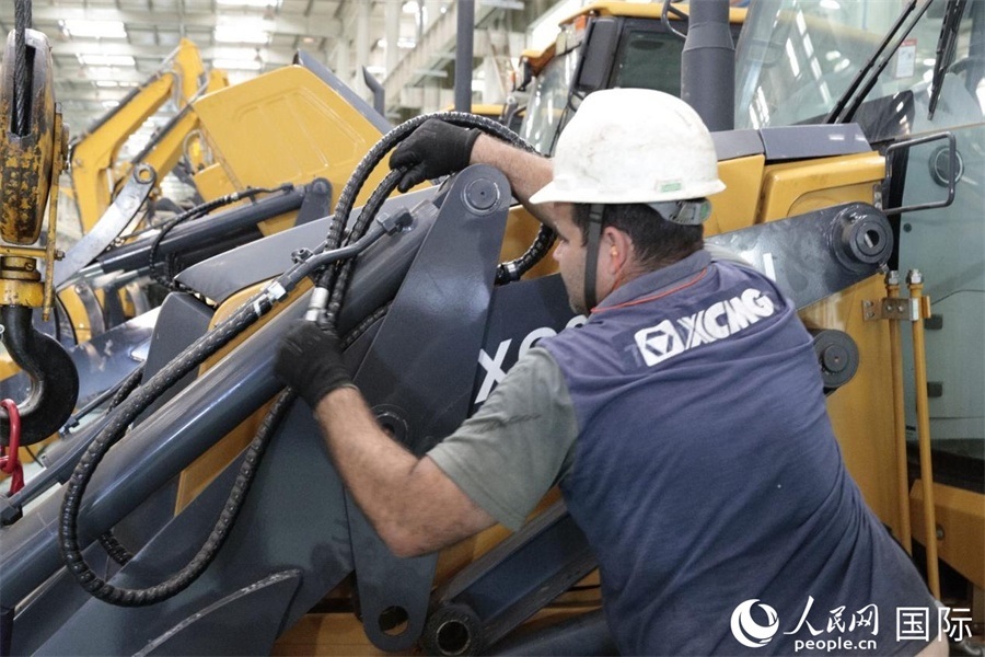 一名徐工巴西制造基地的當(dāng)?shù)貑T工正在進(jìn)行設(shè)備安裝和調(diào)試。 人民日?qǐng)?bào)社拉美中心分社 威廉·科埃略·維亞納攝