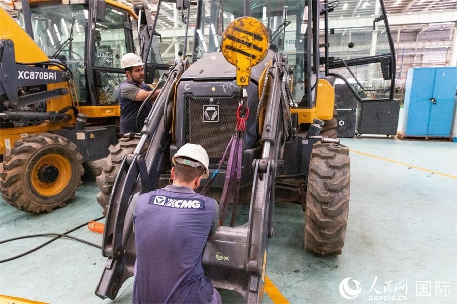 兩名徐工巴西制造基地的當(dāng)?shù)貑T工正在進(jìn)行設(shè)備安裝和調(diào)試。 人民日?qǐng)?bào)社拉美中心分社 威廉·科埃略·維亞納攝