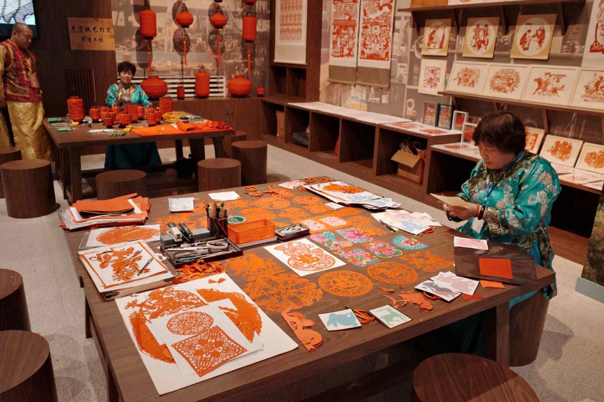 “氣象萬千——中國非遺保護實踐主題展”上，非遺傳承人現(xiàn)場展示。人民網(wǎng)記者 劉微攝