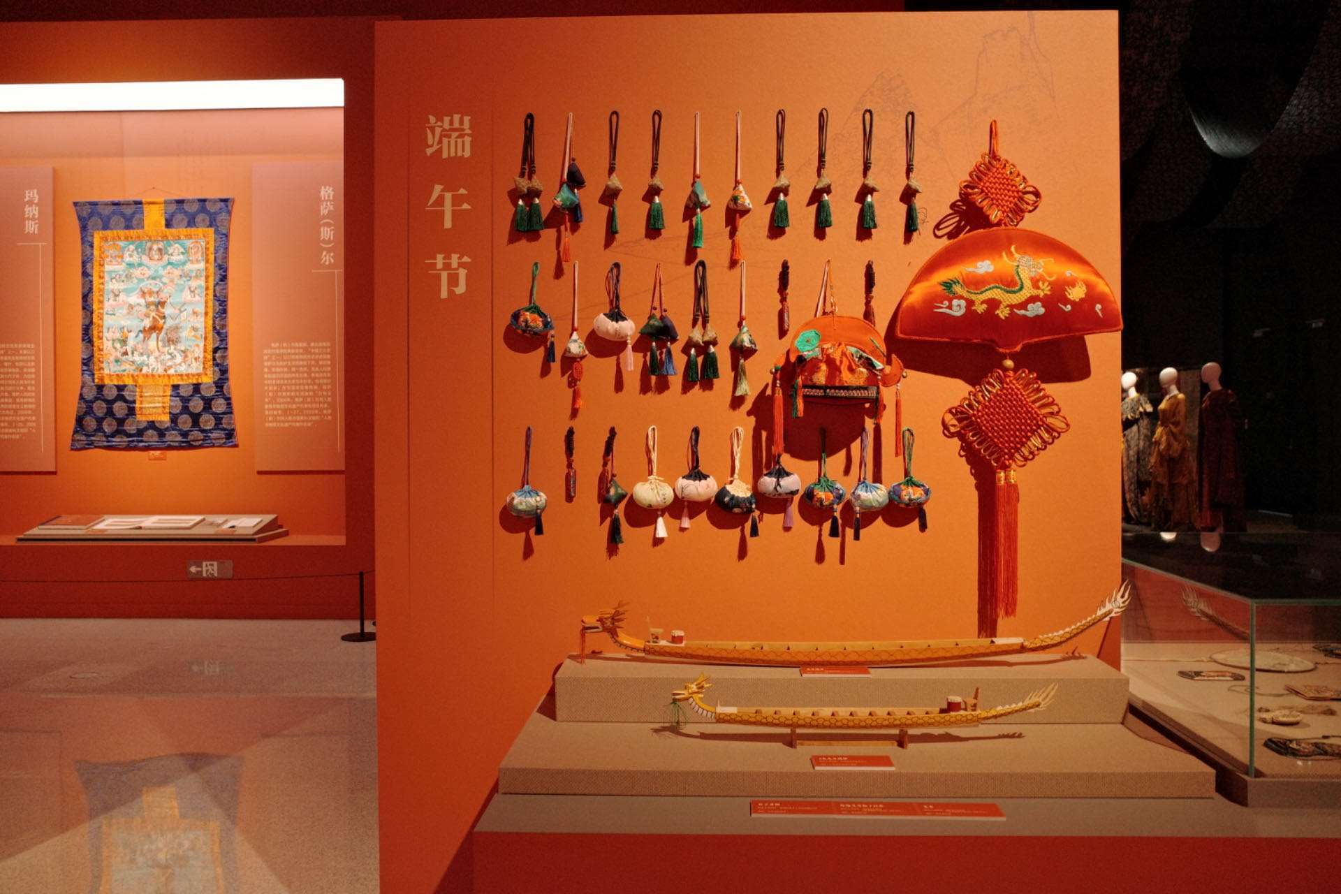 “氣象萬千——中國非遺保護實踐主題展”展示了端午節(jié)主題的非遺。人民網(wǎng)記者 劉微攝