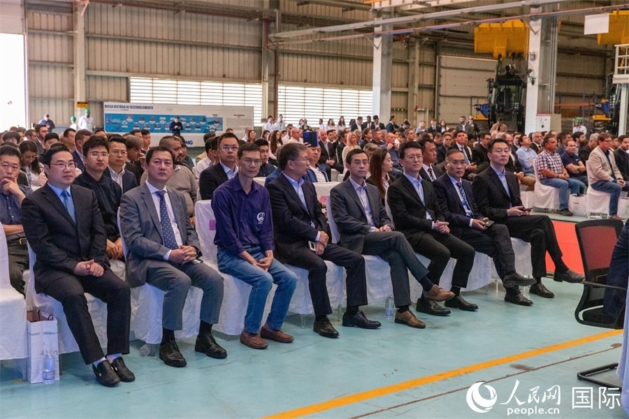 巴西米納斯吉拉斯州、波蘇阿雷格里市政府官員，徐工巴西制造的供應(yīng)商、經(jīng)銷商、客戶伙伴和員工代表，以及在巴中資機(jī)構(gòu)代表等200多人，出席了徐工巴西制造投產(chǎn)運(yùn)營(yíng)10周年暨第23456臺(tái)產(chǎn)品下線儀式。 人民網(wǎng) 威廉·科埃略·維亞納攝