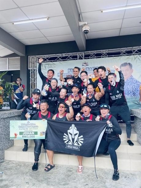 全體隊(duì)員歡慶取得混合組冠軍。組委會(huì)供圖