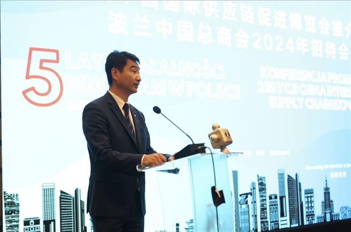 波蘭中國總商會會長胡新元致辭。