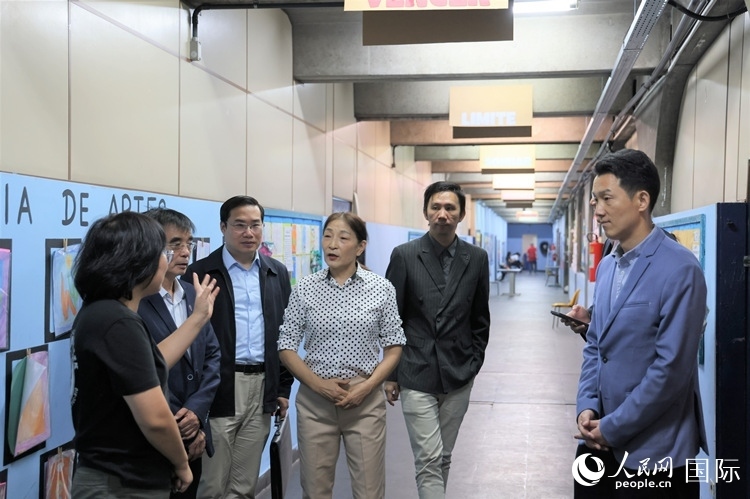 中國(guó)駐里約總領(lǐng)館商務(wù)參贊敬艷輝（右一）等嘉賓在里約孔院中方院長(zhǎng)孫艷萍（左一）帶領(lǐng)下，參觀薩繆爾·韋納公立學(xué)校的中文教室，了解該校中文教學(xué)軟硬件設(shè)施。人民網(wǎng)記者 時(shí)元皓攝