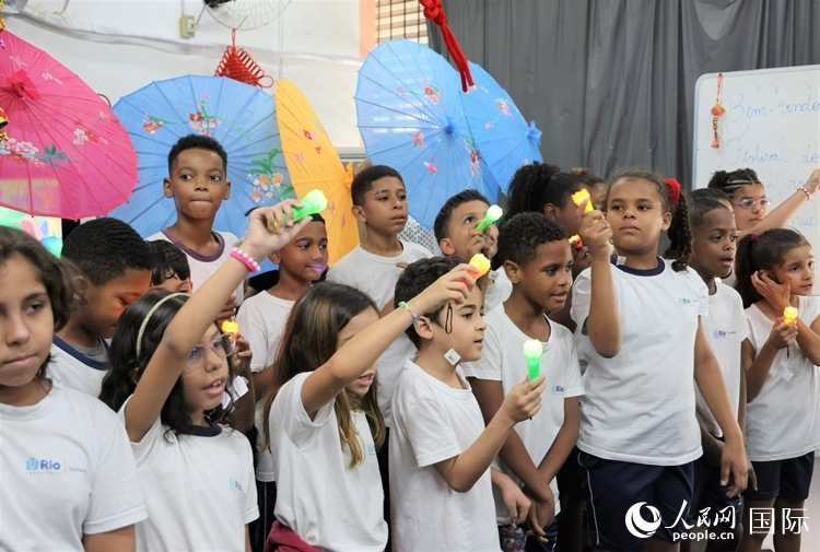 端午節(jié)活動(dòng)在里約薩繆爾·韋納公立學(xué)校舉辦，該校師生合唱中文歌曲。 人民網(wǎng)記者 時(shí)元皓攝