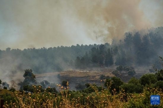  6月12日，以色列北部加利利地區(qū)遭受火箭彈襲擊后冒出滾滾濃煙。新華社發(fā)（阿亞爾·馬戈林?jǐn)z/基尼圖片社）