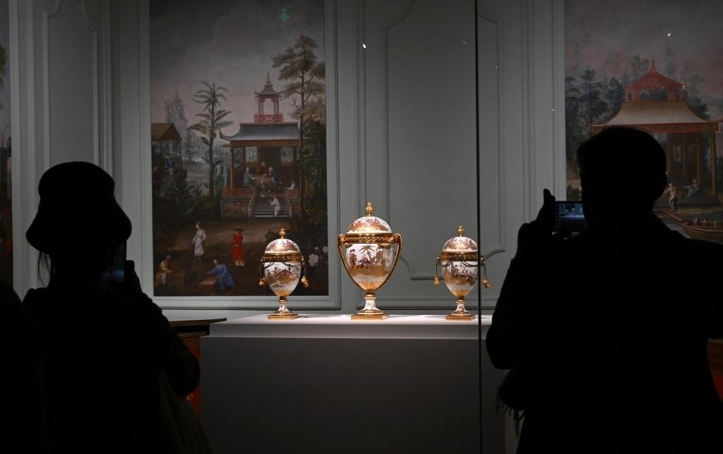 4月1日，觀眾在北京故宮參觀“紫禁城與凡爾賽宮——17、18世紀(jì)的中法交往”展覽。新華社記者金良快攝