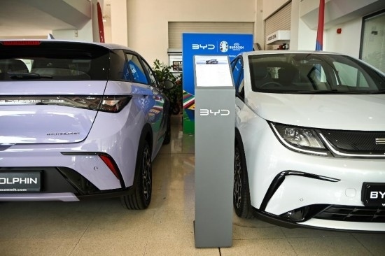 這是5月29日在馬耳他比爾基卡拉拍攝的展示廳里的比亞迪純電動(dòng)汽車。新華社發(fā)（喬納森·博格 攝）