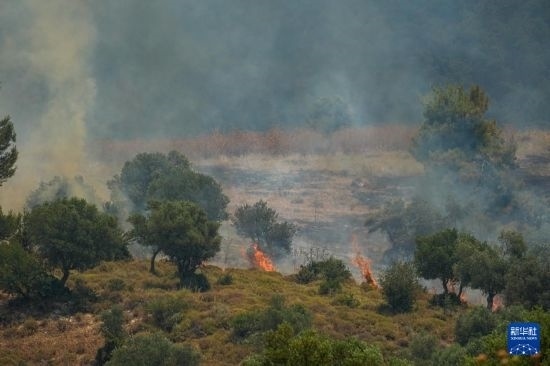 6月12日，以色列北部加利利地區(qū)遭受火箭彈襲擊后冒出滾滾濃煙。新華社發(fā)（阿亞爾·馬戈林?jǐn)z/基尼圖片社）