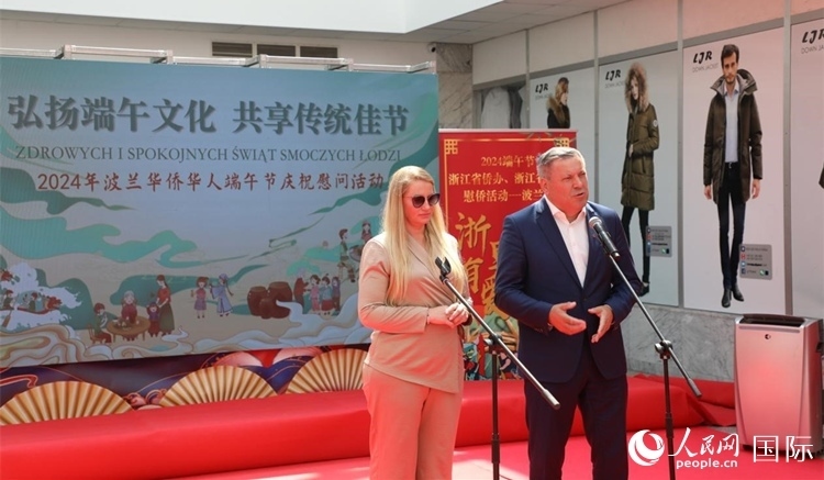 皮耶霍欽斯基（右）在活動(dòng)上致辭。人民網(wǎng)記者 李增偉攝