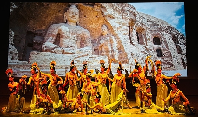 展演現(xiàn)場(chǎng)，同學(xué)們?cè)诒硌莨?jié)目《云岡飛天印象》。校方供圖