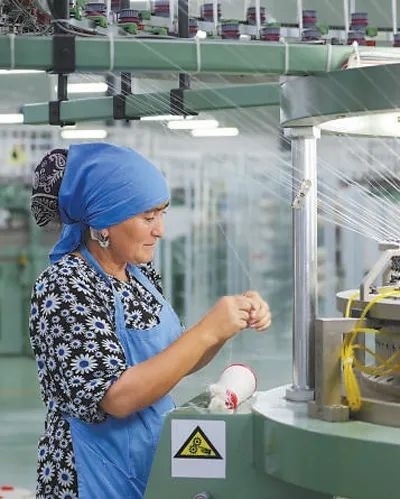 在針織毛坯車間，當(dāng)?shù)毓と苏诮泳€。胡澤曦?cái)z