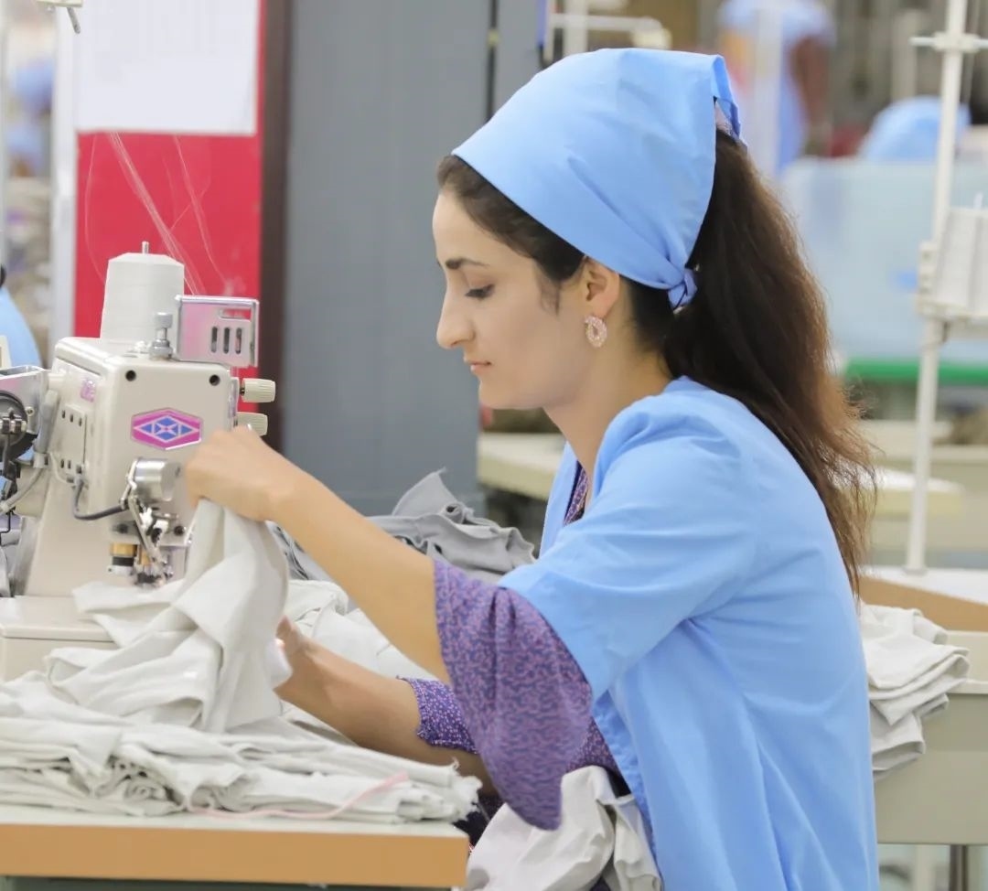 當(dāng)?shù)毓と苏谶M(jìn)行成衣縫紉。胡澤曦?cái)z