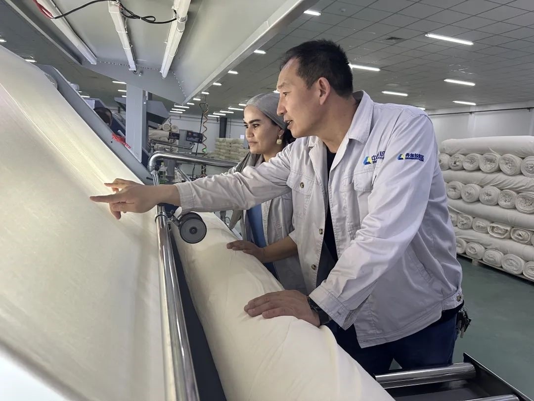 中方技術(shù)人員正在指導(dǎo)當(dāng)?shù)毓と?。屈佩攝