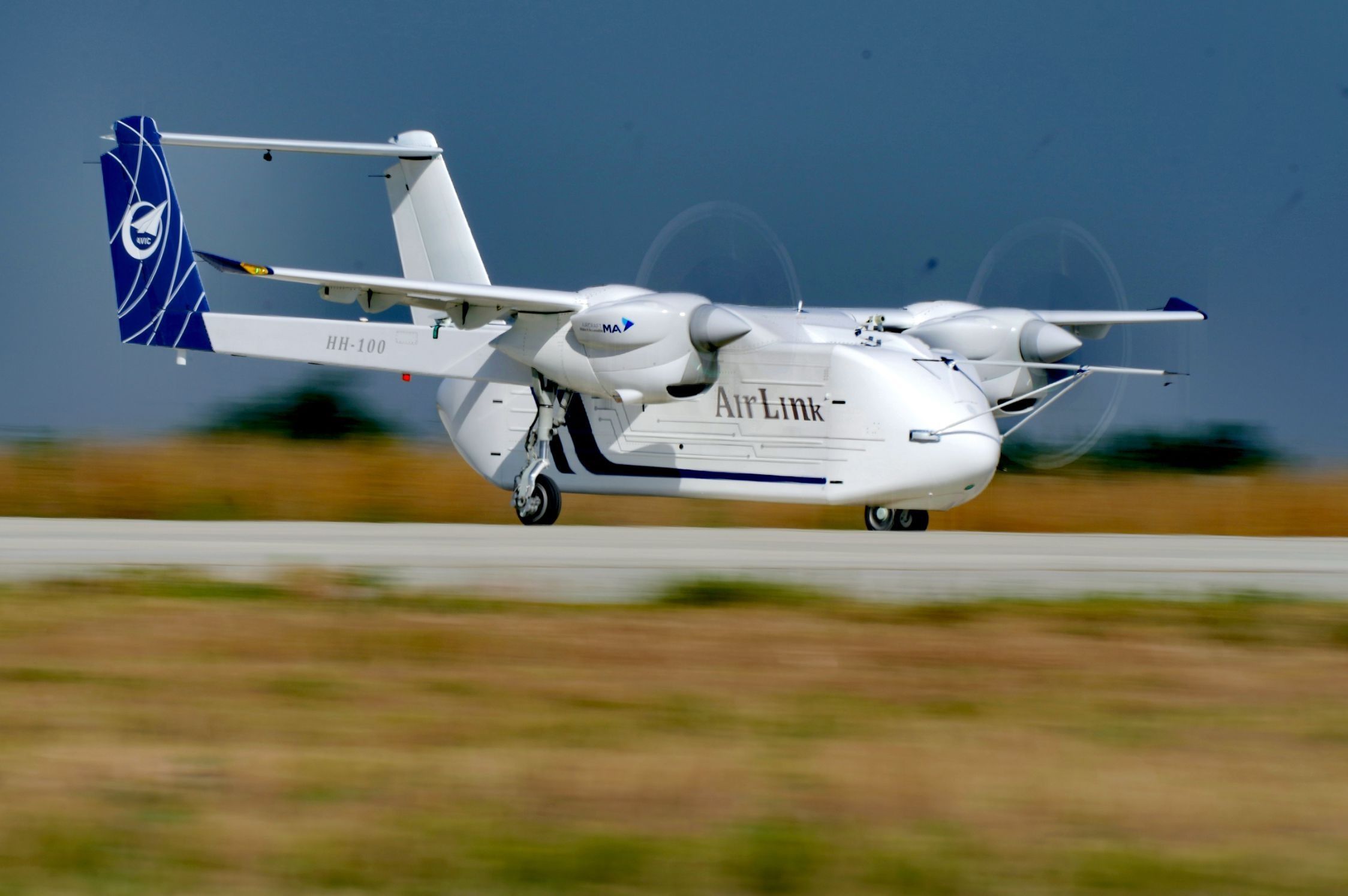 △2024年6月12日，HH-100航空商用無人運(yùn)輸系統(tǒng)驗(yàn)證機(jī)在西安藍(lán)田通用機(jī)場首飛成功。