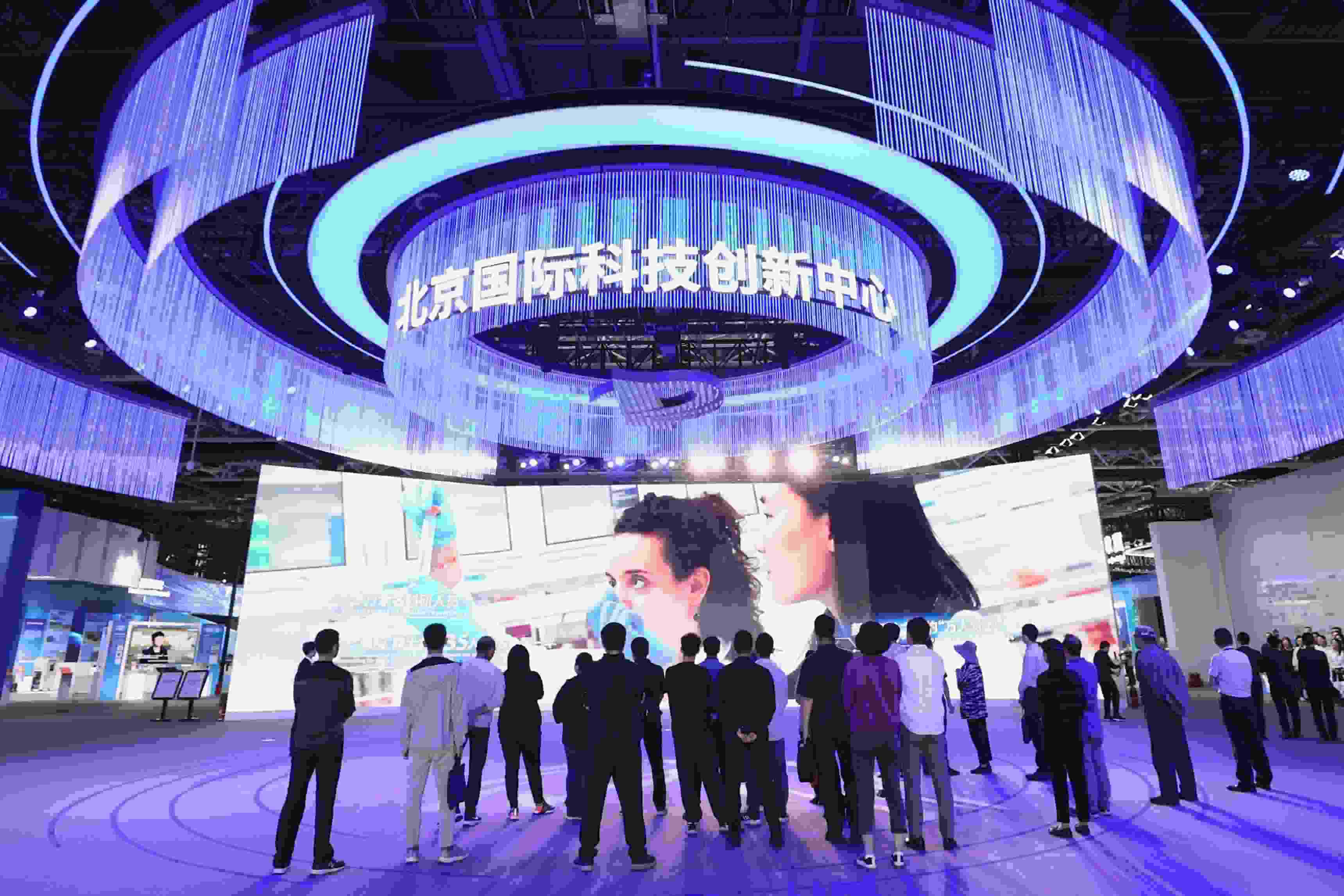 △2024年5月11日，觀眾在中關(guān)村展示中心觀看科技創(chuàng)新宣傳片。