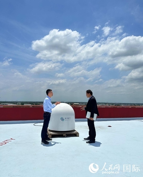 中泰兩國技術人員交流低軌寬帶衛(wèi)星互聯(lián)網運行情況。人民網記者 簡承淵攝