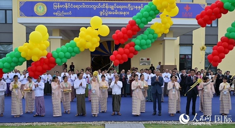 嘉賓共同為項(xiàng)目竣工剪彩。人民網(wǎng)記者 謝佳君攝