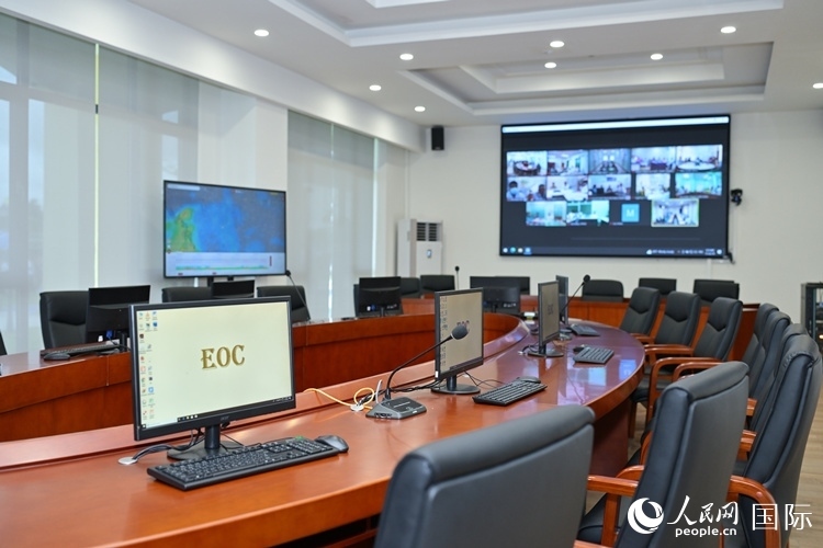 援緬甸國家疾控中心應(yīng)急指揮中心內(nèi)。人民網(wǎng)記者 謝佳君攝