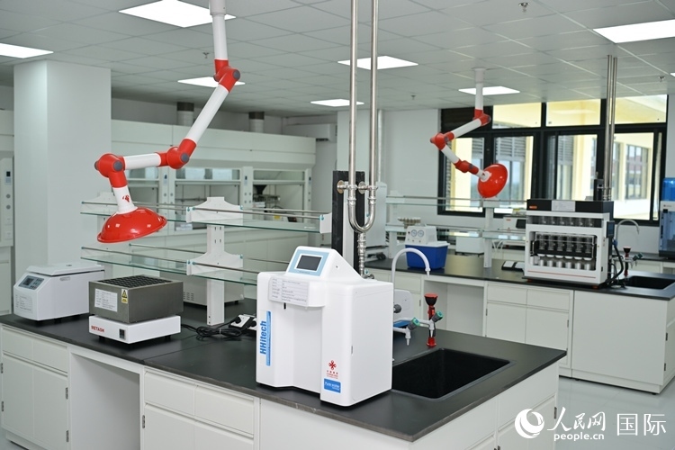 援緬甸國家疾控中心實(shí)驗(yàn)室內(nèi)。人民網(wǎng)記者 謝佳君攝