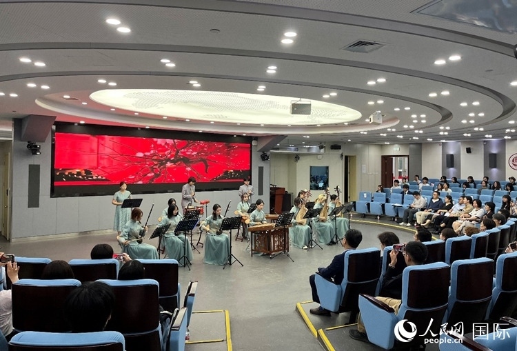 北京第二外國語學(xué)院學(xué)生帶來民樂表演。人民網(wǎng)記者 陳思攝