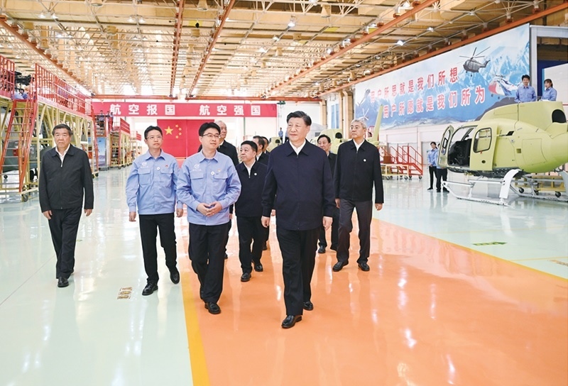 2023年10月10日至13日，中共中央總書(shū)記、國(guó)家主席、中央軍委主席習(xí)近平在江西考察。這是11日上午，習(xí)近平在景德鎮(zhèn)市昌河飛機(jī)工業(yè)（集團(tuán)）有限公司考察。 新華社記者 燕雁/攝