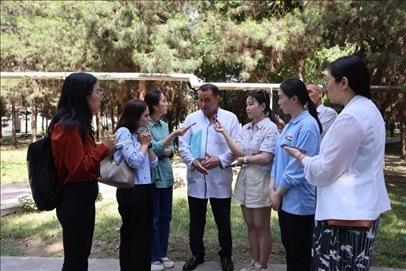 聯(lián)合采訪團隊在采訪塔吉克斯坦中央眼科醫(yī)院副院長馬爾索羅夫·薩爾杜洛。胡澤曦攝