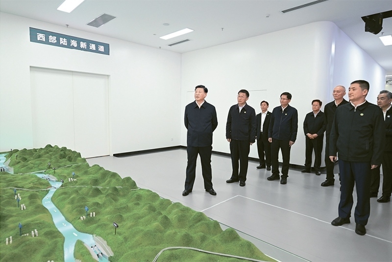 2023年12月14日至15日，中共中央總書(shū)記、國(guó)家主席、中央軍委主席習(xí)近平在廣西考察。這是14日上午，習(xí)近平在南寧市考察中國(guó)—東盟信息港股份有限公司，結(jié)合平陸運(yùn)河沙盤(pán)聽(tīng)取西部陸海新通道骨干工程建設(shè)匯報(bào)。 新華社記者 謝環(huán)馳/攝