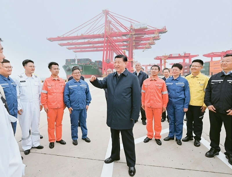 2024年5月22日至24日，中共中央總書(shū)記、國(guó)家主席、中央軍委主席習(xí)近平在山東考察。這是22日下午，習(xí)近平在日照港親切慰問(wèn)港口科技工作者、運(yùn)營(yíng)人員、航運(yùn)人員。 新華社記者 謝環(huán)馳/攝