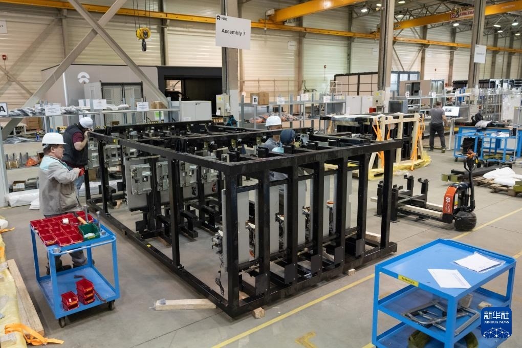 2024年1月26日，在匈牙利比奧托爾巴吉，員工在蔚來能源歐洲工廠工作。新華社發(fā)（弗爾季·奧蒂洛 攝）
