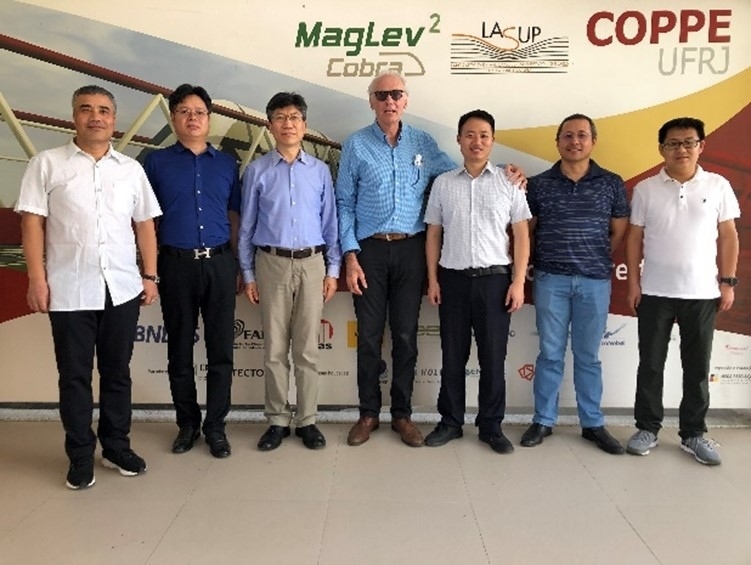 實(shí)驗(yàn)室建設(shè)團(tuán)隊(duì)主要負(fù)責(zé)人與巴西里約熱內(nèi)盧聯(lián)邦大學(xué)交流。西南交通大學(xué)供圖