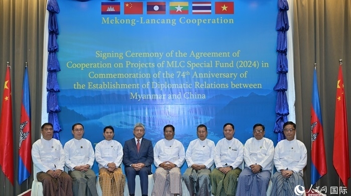 中國(guó)駐緬甸大使陳海（左四）與緬方執(zhí)行部委部長(zhǎng)合影。人民網(wǎng)記者 謝佳君攝