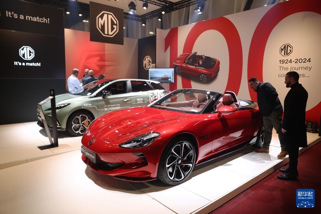 2024年1月17日，人們在比利時(shí)布魯塞爾舉辦的2024布魯塞爾汽車展上參觀上汽名爵電動汽車。新華社記者 趙丁喆 攝