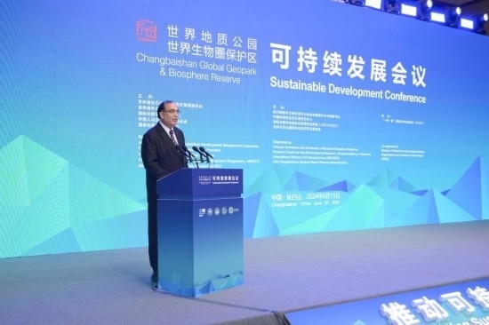  6月15日，聯(lián)合國教科文組織東亞地區(qū)辦事處主任夏澤翰在“長白山·世界地質(zhì)公園、世界生物圈保護(hù)區(qū)可持續(xù)發(fā)展會議”上做主旨演講。新華社發(fā)