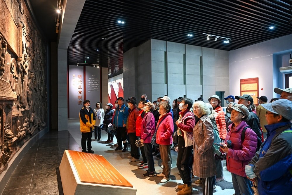 △ 2024年4月10日，北京朝陽區(qū)安慧里社區(qū)黨委組織離退休黨員參觀“明鏡昭廉”明代反貪尚廉歷史文化園。