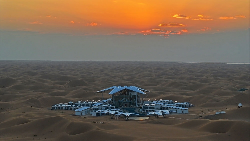 這是位于寧夏中衛(wèi)市沙坡頭景區(qū)的星星酒店（2023年9月6日攝，無人機(jī)照片）。新華社記者 王鵬 攝