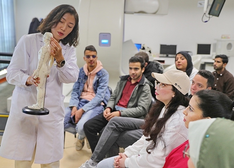 2023年4月19日，河北省秦皇島市中醫(yī)醫(yī)院醫(yī)務工作者為燕山大學外國留學生講解中醫(yī)經絡知識。