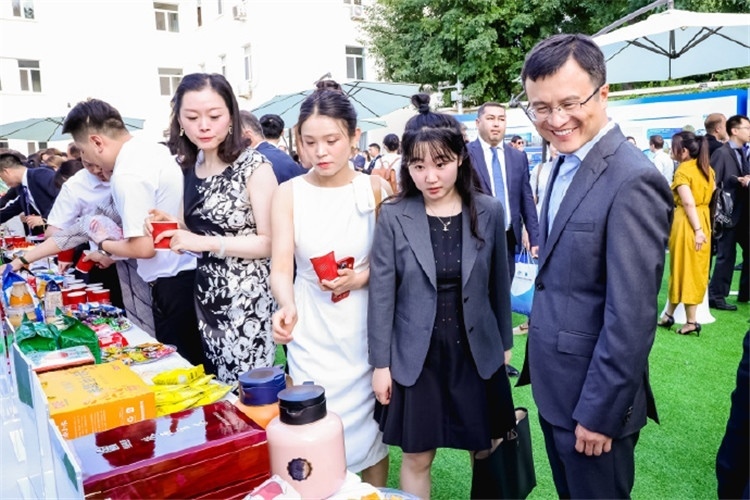 與會(huì)嘉賓參觀品鑒上合組織農(nóng)業(yè)基地特產(chǎn)。主辦方供圖