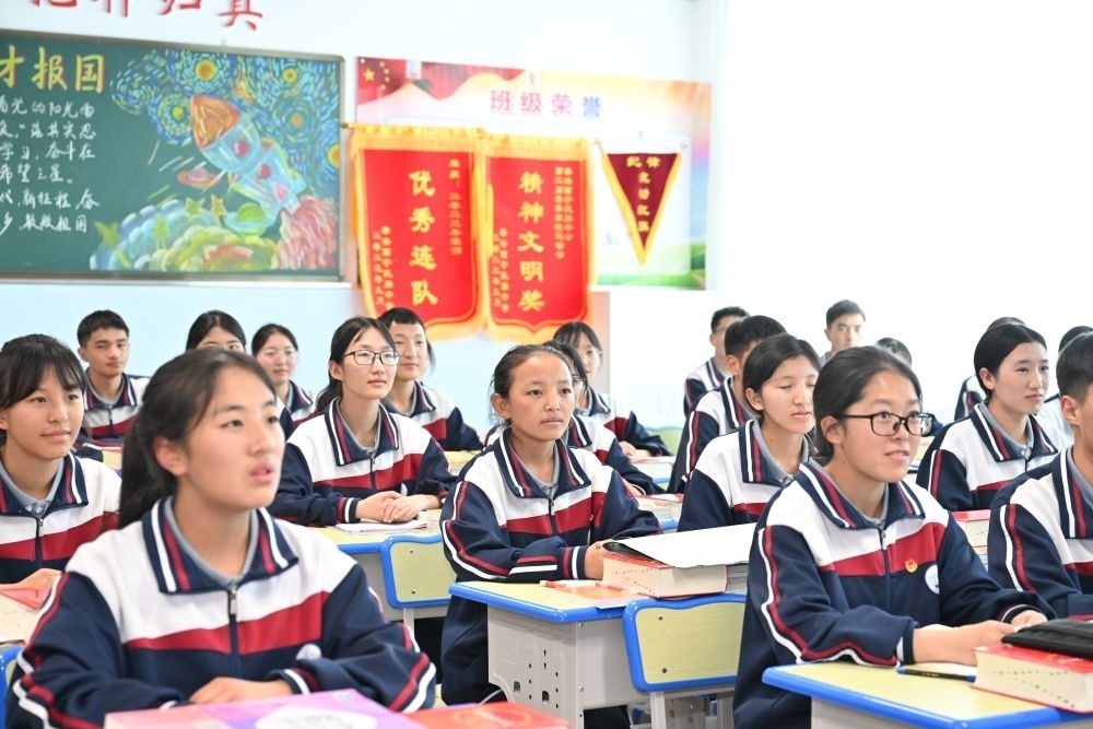 2024年6月18日，果洛西寧民族中學(xué)學(xué)生在上課。