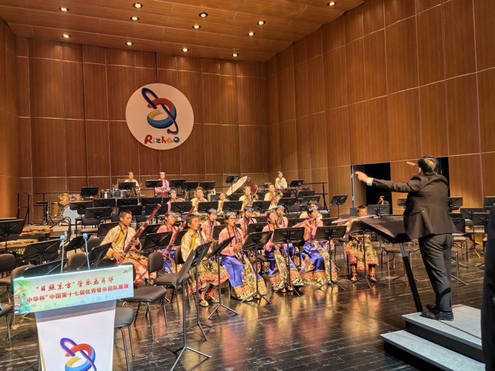 5月4日，來自果洛西寧民族中學(xué)的果洛州青少年管樂團(tuán)在山東省日照市演出。