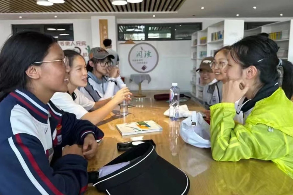 2023年7月10日，在果洛西寧民族中學(xué)，上海市大同中學(xué)學(xué)生（右）與果洛西寧民族中學(xué)學(xué)生交流。新華社發(fā)（果洛州教育局供圖）