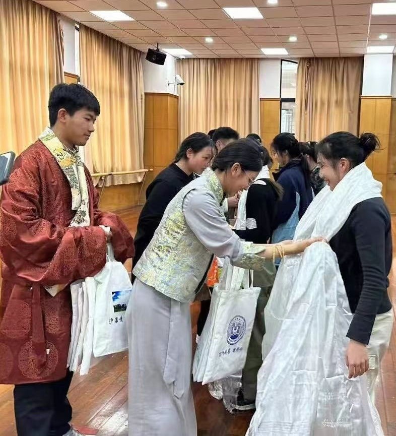 2024年1月18日，在上海市大同中學(xué)，果洛西寧民族中學(xué)學(xué)生給上海大同中學(xué)師生獻(xiàn)哈達(dá)。新華社發(fā)（果洛州教育局供圖）