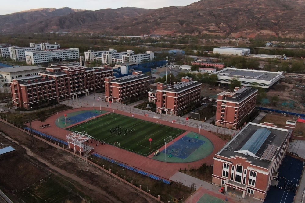 2021年4月28日拍攝的果洛西寧民族中學(xué)（無人機(jī)照片）。